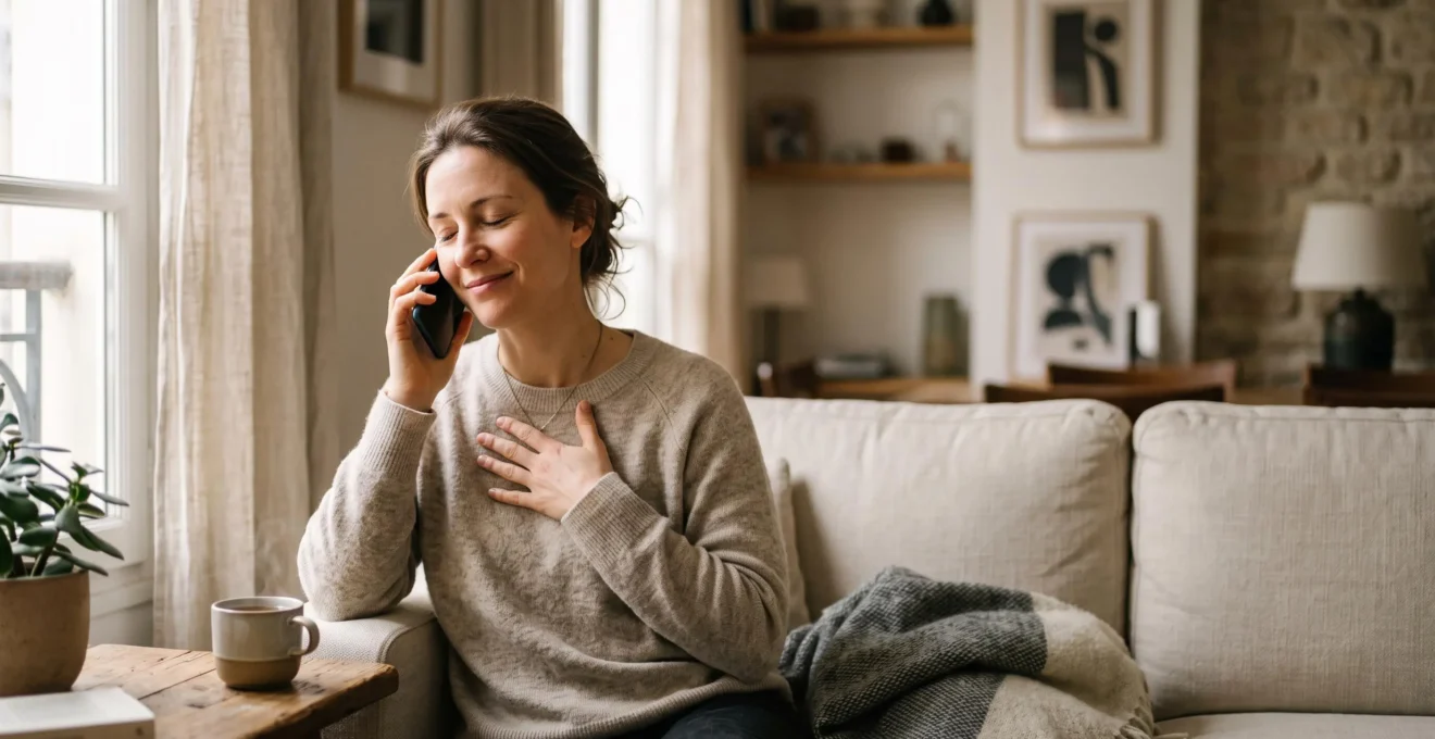 Une main réconfortante posée sur celle d'une personne au téléphone, symbolisant le soutien humain apporté par l'assistance de son assureur.
